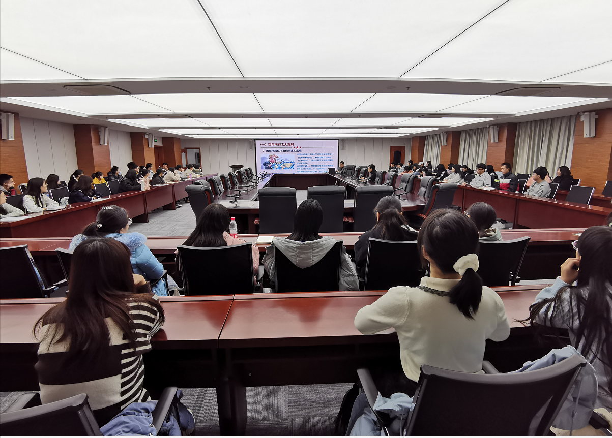 1606903636828363.png 培光书记讲思政课 合影1小.png